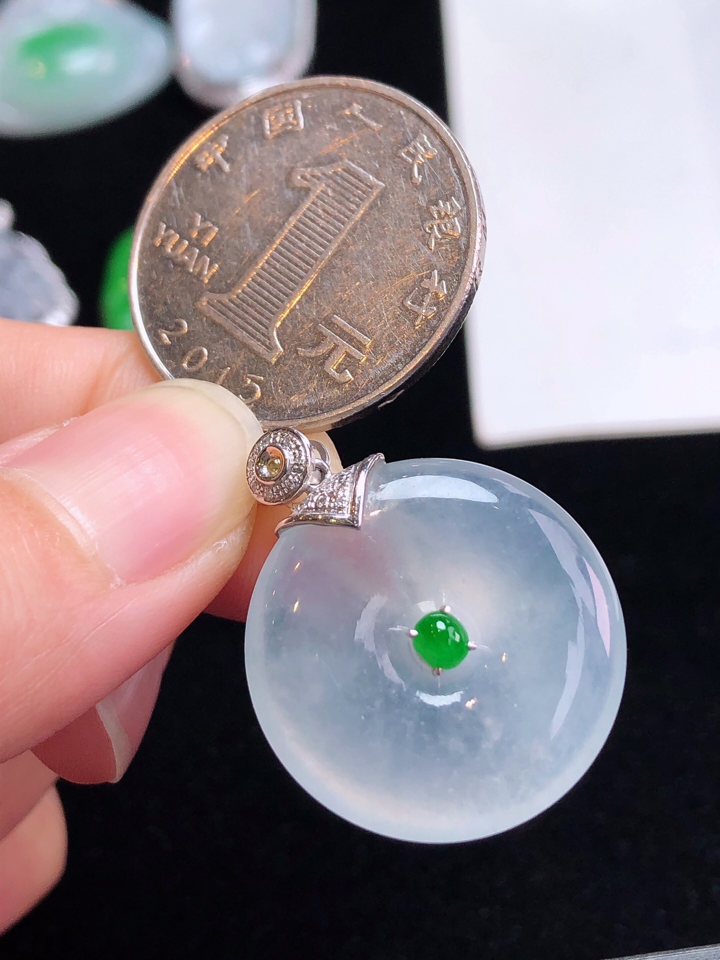 必备的翡翠单品—冰种平安扣