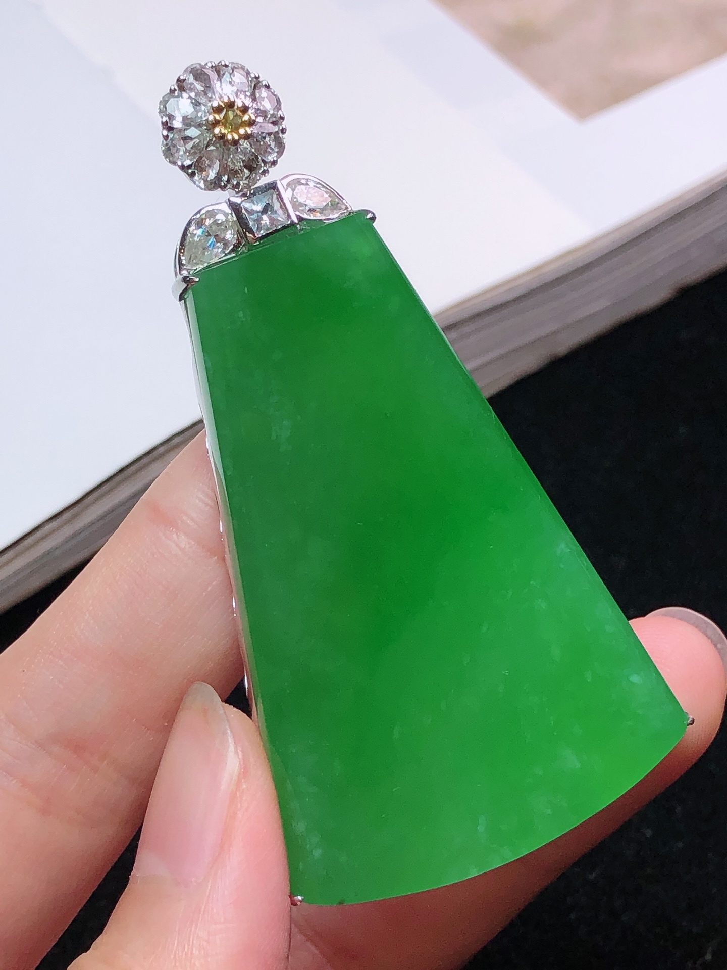 满绿无事牌吊坠