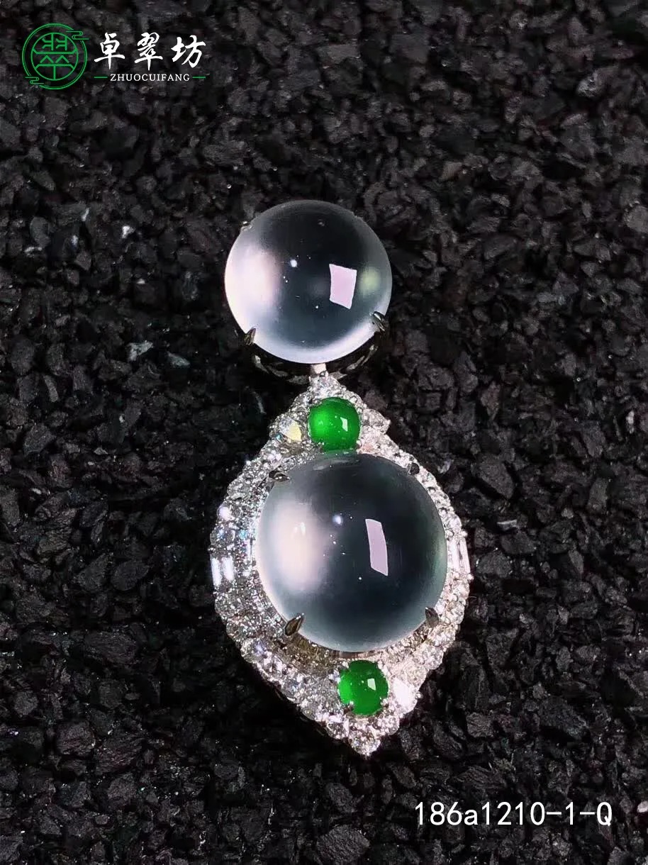 翡翠界的“一蛋 二镯 三珠链”。(图2) 翡翠界的“一蛋 二镯 三珠链”。(图2)