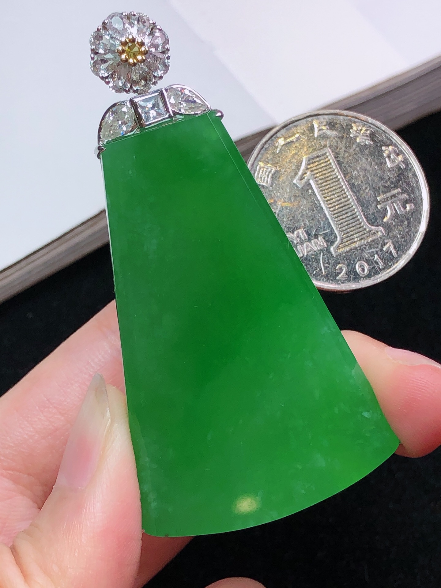 满绿无事牌吊坠(图1) 满绿无事牌吊坠(图1)